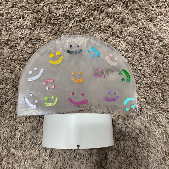 Table smiley face 😀 nightlight - Picture 2 of 4